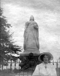 Estatua de la Reina Victoria, College Green, Bristol, siglo XX
