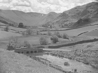Puente sobre un río rodeado de colinas en Martindale