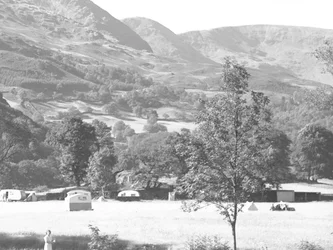 Caravanas aparcadas al pie de las colinas, Rydal