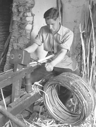 Fabricante de aros utilizando un cuchillo para hacer aros