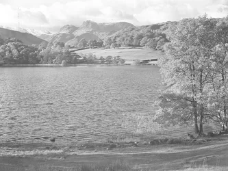 Vista de Loughrigg Tarn, montañas al fondo