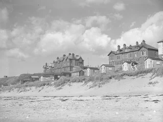 Vista desde la playa de Silloth de casetas de playa y casas a lo largo del mar; paisaje marino;frente