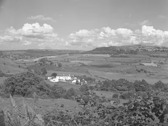 Vista de un edificio en el campo