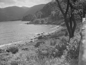 Vista de la orilla del lago y las colinas al fondo