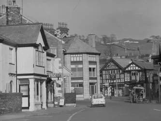 Vista de la calle en Windermere con Mini en la carretera