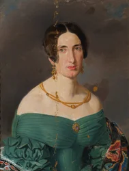 mujer en vestido verde