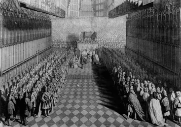El Príncipe Guillermo ofreciendo su espada al Decano, en el Altar, los Caballeros de pie bajo sus Banderas, publicado en 1730, grabado por J. Pine