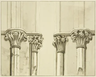Cuatro capiteles cerca de la puerta de la sacristía de San Marcos
