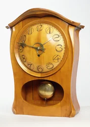 Un reloj de chimenea
