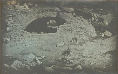 Atenas. T.[emple] de Min.[erve] Poliade (1er plano) / [Abertura de la cisterna al pie del Erecteión, Acrópolis, Atenas].