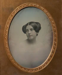 Joven con el cabello peinado en dos moños, 1850s