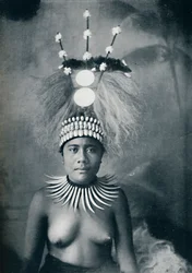 Una mujer samoana con un collar de dientes de cachalote y un tocado ceremonial