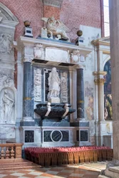 Monumento dedicado al príncipe de Módena Almerico d