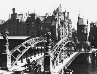 Puente en la Speicherstadt (ciudad almacén) Hamburgo, c.1910