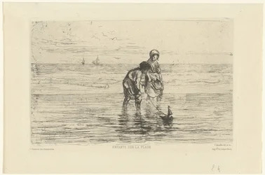 Niños jugando con un bote en la playa Enfants sur la plage (título sobre objeto)