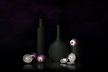 Bodegón con cebollas rojas