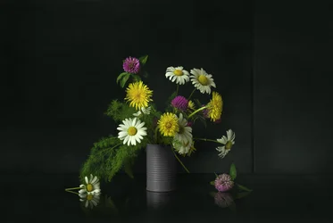Naturaleza muerta con flores silvestres