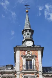 Torre de una de las casas con balcón