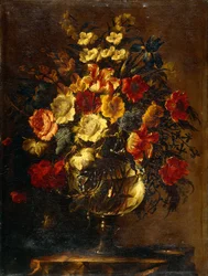 Flores en un jarrón de vidrio sobre una roca