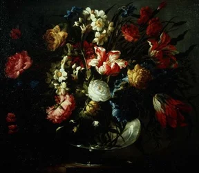 Tulipanes, claveles y narcisos en un jarrón de vidrio