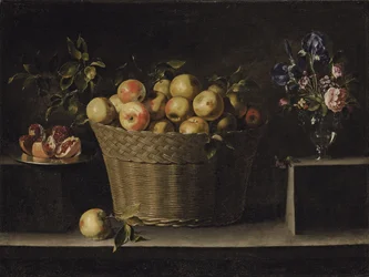 Manzanas en una cesta de mimbre, una granada en un plato de plata y flores en un jarrón de vidrio