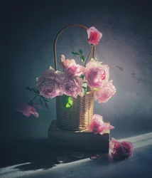 Cesta de rosas rosas