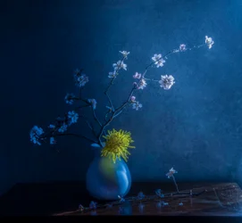 Flores azules y jarrón