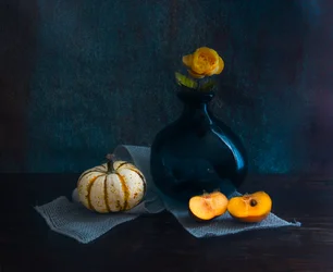 Naturaleza muerta de otoño oscuro