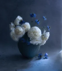 Naturaleza muerta floral en azul oscuro
