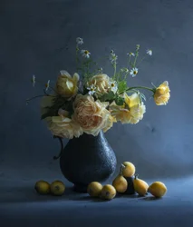 Naturaleza muerta floral oscura