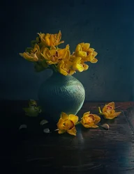 Naturaleza muerta con orquídea dorada
