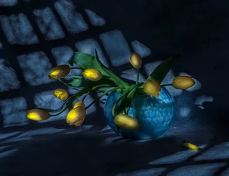 Tulipanes luminosos en jarrón azul
