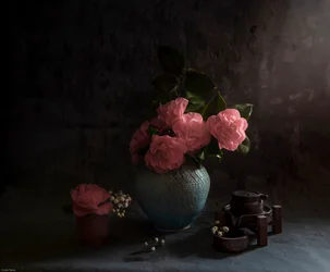 Arreglo floral «Moody Camellia»
