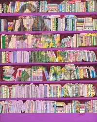 Mujer junto a una estantería llena de libros de colores