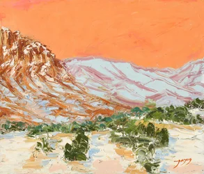 Cumbres del desierto bajo un cielo anaranjado