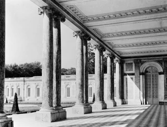 Vista del peristilo y el ala izquierda del Gran Trianon, 1687-88