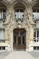 Puerta de entrada del número 29 de la avenida Rapp, en el VII distrito de París, arquitectura Art Nouveau