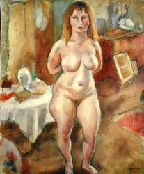 Desnudo de pie en la habitación