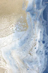 Los remolinos de motivos azules y dorados recuerdan a un paisaje cósmico