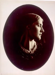 Julia Jackson de perfil