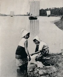 Una lavandería en la orilla del río