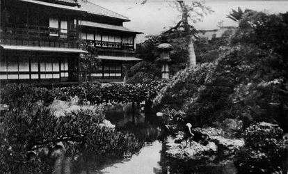 Un jardín de casa de té, Tokio. Jardinería paisajística con el tema de los orígenes volcánicos, hacia 1900, 1921