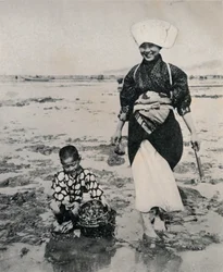 Cavando almejas en la marea baja en la bahía de Tokio, c1900