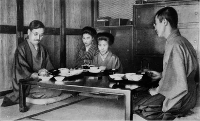 Almuerzo familiar a la japonesa, c1900, 1921