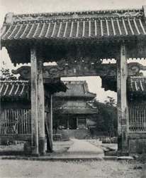 Puertas del templo Tanjo-ji, dedicado a Nichiren, c1900