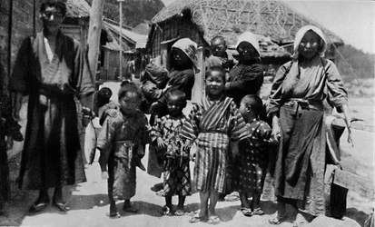 Gran familia de jóvenes pescadores en Nabuto, con nueve hijos, c1900, 1921