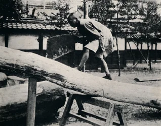 El aserrado y cepillado se hacen con un movimiento de tracción en lugar de empuje, c1900, 1921