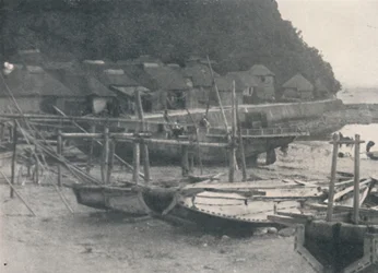 Tai-no-ura - Casas diminutas en un margen de arena con barcos de pesca, c1900, 1921