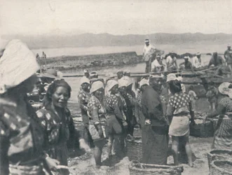 Tai-no-ura - barcos de pesca, hombres y mujeres con redes y cestas, c1900