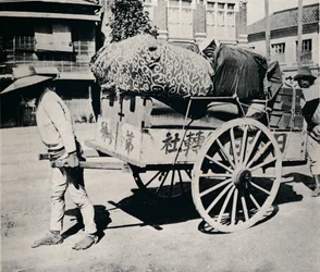 Los japoneses no son esclavos de las posesiones. La mayoría puede mudarse con un carrito de mano, c. 1900, 1921